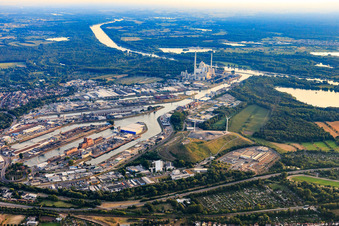 Vue aérienne de Ports rhénans de Karlsruhe derrière le Windberg sur l'ancienne Deponie-Ouest à le quartier Mühlburg in Karlsruhe dans le département Bade-Wurtemberg, Allemagne