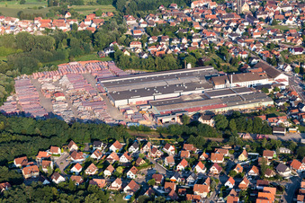 Vue aérienne de Locaux de l'usine de briques Wienerberger à Seltz dans le département Bas Rhin, France