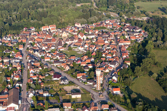 Vue aérienne de Vue des rues et des maisons dans les quartiers résidentiels à Seltz dans le département Bas Rhin, France