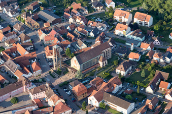 Vue aérienne de Bâtiment d'église au centre-ville à Seltz dans le département Bas Rhin, France
