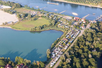 Vue aérienne de Baggesee et ferry à Seltz dans le département Bas Rhin, France