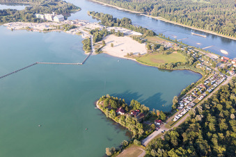 Vue aérienne de Baggesee et ferry à Seltz dans le département Bas Rhin, France