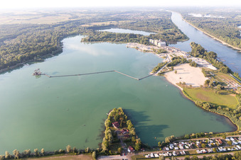 Vue oblique de Baggesee et ferry à Seltz dans le département Bas Rhin, France