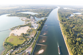 Vue aérienne de Plage du Camping Le Salmengrund à Seltz dans le département Bas Rhin, France