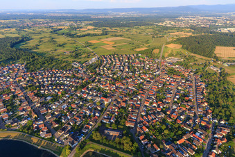 Vue aérienne de Vue d'ensemble du village depuis l'ouest à le quartier Plittersdorf in Rastatt dans le département Bade-Wurtemberg, Allemagne