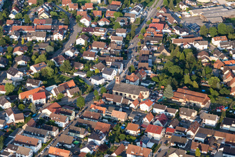 Vue aérienne de Église catholique, Fährstr à le quartier Plittersdorf in Rastatt dans le département Bade-Wurtemberg, Allemagne
