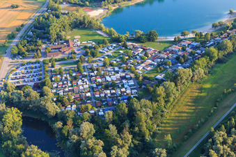 Vue aérienne de Camping Park Rastatt, paradis de loisirs au bord du lac à le quartier Plittersdorf in Rastatt dans le département Bade-Wurtemberg, Allemagne
