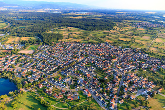 Vue aérienne de Vue d'ensemble du village depuis le nord-ouest à le quartier Ottersdorf in Rastatt dans le département Bade-Wurtemberg, Allemagne