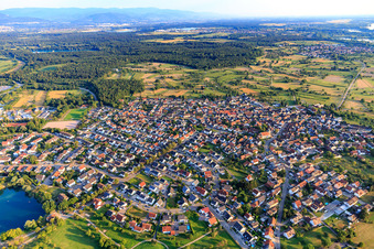 Vue aérienne de Vue d'ensemble du village depuis le nord-ouest à le quartier Ottersdorf in Rastatt dans le département Bade-Wurtemberg, Allemagne
