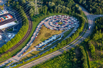 Vue aérienne de Parking rond sur le terrain de l'usine Mercedes-Benz Rastatt à le quartier Ottersdorf in Rastatt dans le département Bade-Wurtemberg, Allemagne