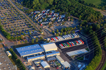 Vue aérienne de Parking à l'usine Mercedes Benz à le quartier Ottersdorf in Rastatt dans le département Bade-Wurtemberg, Allemagne