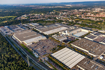 Locaux de l'usine de fabrication de véhicules de l'usine Mercedes-Benz Rastatt à Rastatt dans le département Bade-Wurtemberg, Allemagne d'en haut