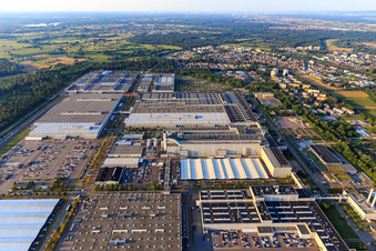 Vue aérienne de Daimler Truck AG, usine de transmissions à Rastatt dans le département Bade-Wurtemberg, Allemagne