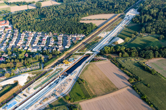 Vue aérienne de Chantier de construction du tunnel inondé et rempli de béton pour la nouvelle ligne ICE Karlsruhe-Offenburg sur le réseau de la Deutsche Bahn à le quartier Niederbühl in Rastatt dans le département Bade-Wurtemberg, Allemagne