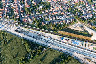 Photographie aérienne de Chantier de construction du tunnel inondé et rempli de béton pour la nouvelle ligne ICE Karlsruhe-Offenburg sur le réseau de la Deutsche Bahn à le quartier Niederbühl in Rastatt dans le département Bade-Wurtemberg, Allemagne