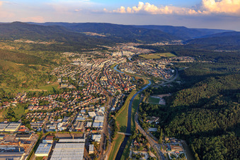 Vue aérienne de Ville sur la Murg vue du nord-est à le quartier Bad Rotenfels in Gaggenau dans le département Bade-Wurtemberg, Allemagne