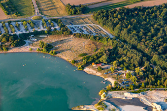 Vue aérienne de Baigneurs sur et dans la plage du lac Epplesee à le quartier Silberstreifen in Rheinstetten dans le département Bade-Wurtemberg, Allemagne