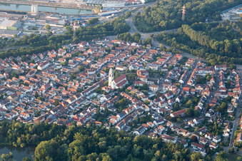 Vue aérienne de Église du Saint-Esprit à le quartier Daxlanden in Karlsruhe dans le département Bade-Wurtemberg, Allemagne