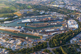 Vue aérienne de Ports rhénans de Karlsruhe depuis le sud à le quartier Mühlburg in Karlsruhe dans le département Bade-Wurtemberg, Allemagne