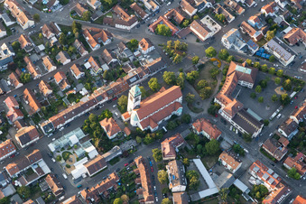 Vue aérienne de Église du Saint-Esprit à le quartier Daxlanden in Karlsruhe dans le département Bade-Wurtemberg, Allemagne