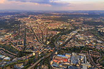 Vue aérienne de Vue de la ville depuis l'ouest à le quartier Weststadt in Karlsruhe dans le département Bade-Wurtemberg, Allemagne