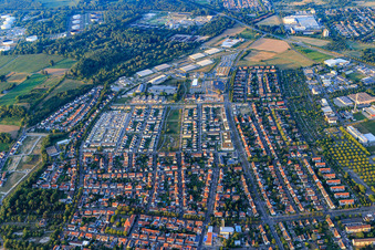 Vue aérienne de Rue des Sudètes à le quartier Knielingen in Karlsruhe dans le département Bade-Wurtemberg, Allemagne