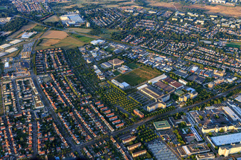 Vue aérienne de Rue Ferdinand Keller à le quartier Knielingen in Karlsruhe dans le département Bade-Wurtemberg, Allemagne