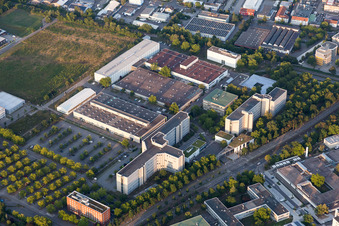 Vue aérienne de Locaux de l'usine Siemens à le quartier Knielingen in Karlsruhe dans le département Bade-Wurtemberg, Allemagne