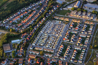 Vue aérienne de Rue Eichheck à le quartier Knielingen in Karlsruhe dans le département Bade-Wurtemberg, Allemagne