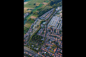 Vue aérienne de Rue Eggensteiner à le quartier Knielingen in Karlsruhe dans le département Bade-Wurtemberg, Allemagne