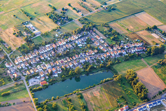 Vue aérienne de Bruchweg à le quartier Knielingen in Karlsruhe dans le département Bade-Wurtemberg, Allemagne