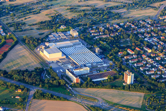 Vue aérienne de L'Oréal Production Germany GmbH & Co. KG à le quartier Nordweststadt in Karlsruhe dans le département Bade-Wurtemberg, Allemagne