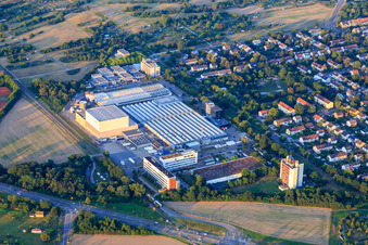 Vue aérienne de L'Oréal Production Germany GmbH & Co. KG à le quartier Nordweststadt in Karlsruhe dans le département Bade-Wurtemberg, Allemagne
