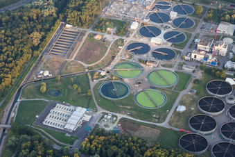 Vue aérienne de Bassins de traitement des eaux usées et étapes de traitement pour le traitement des eaux usées de la station d'épuration Karlsruhe à le quartier Knielingen in Karlsruhe dans le département Bade-Wurtemberg, Allemagne