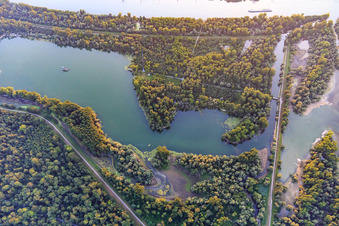 Vue aérienne de Gravières de la mer des contrebandiers au canal de décharge de Pfinz à le quartier Leopoldshafen in Eggenstein-Leopoldshafen dans le département Bade-Wurtemberg, Allemagne