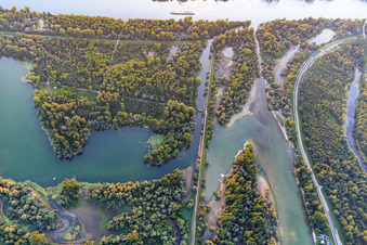 Vue aérienne de Gravières de la mer des contrebandiers au canal de décharge de Pfinz à le quartier Leopoldshafen in Eggenstein-Leopoldshafen dans le département Bade-Wurtemberg, Allemagne
