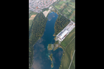Vue aérienne de Lac de carrière de Rohrköpfle, zone industrielle de Schlangenlach à Linkenheim-Hochstetten dans le département Bade-Wurtemberg, Allemagne