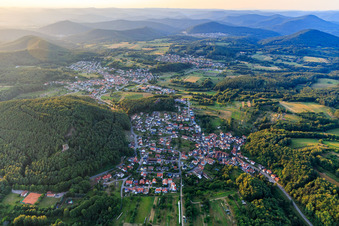 Vue aérienne de Vue du village dans la forêt du Palatinat depuis le sud à le quartier Stein in Gossersweiler-Stein dans le département Rhénanie-Palatinat, Allemagne