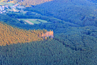 Vue aérienne de Rötzenfels à le quartier Gossersweiler in Gossersweiler-Stein dans le département Rhénanie-Palatinat, Allemagne