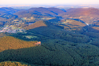 Vue aérienne de Rötzenfels à le quartier Gossersweiler in Gossersweiler-Stein dans le département Rhénanie-Palatinat, Allemagne