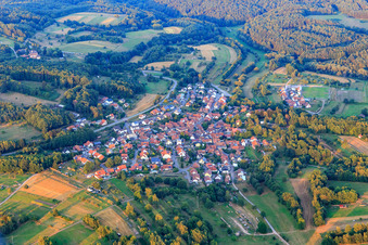 Vue aérienne de Vue du village dans la forêt du Palatinat depuis le sud-ouest à Völkersweiler dans le département Rhénanie-Palatinat, Allemagne