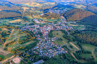 Vue aérienne de Vue du village dans la forêt du Palatinat depuis l'ouest à le quartier Gossersweiler in Gossersweiler-Stein dans le département Rhénanie-Palatinat, Allemagne