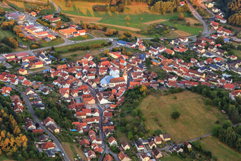 Vue aérienne de Église catholique de Saint-Cyriaque à le quartier Gossersweiler in Gossersweiler-Stein dans le département Rhénanie-Palatinat, Allemagne