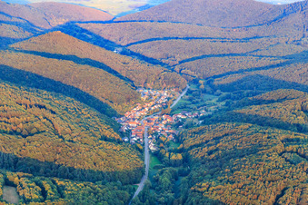 Vue aérienne de Vue du village dans la forêt du Palatinat depuis l'ouest à Waldrohrbach dans le département Rhénanie-Palatinat, Allemagne