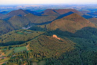 Vue aérienne de Asselstein de l'ouest à Annweiler am Trifels dans le département Rhénanie-Palatinat, Allemagne