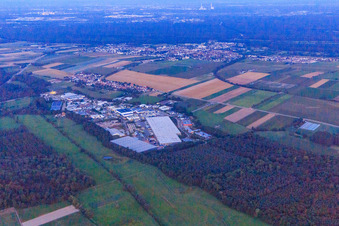Vue aérienne de Zone industrielle de Horst au crépuscule à le quartier Minderslachen in Kandel dans le département Rhénanie-Palatinat, Allemagne