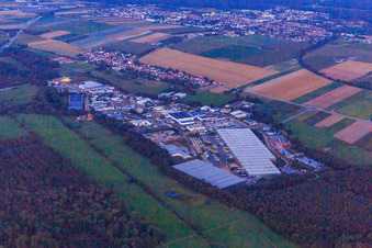 Vue aérienne de Zone industrielle de Horst au crépuscule à le quartier Minderslachen in Kandel dans le département Rhénanie-Palatinat, Allemagne