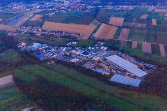 Vue oblique de Zone industrielle de Horst au crépuscule à le quartier Minderslachen in Kandel dans le département Rhénanie-Palatinat, Allemagne