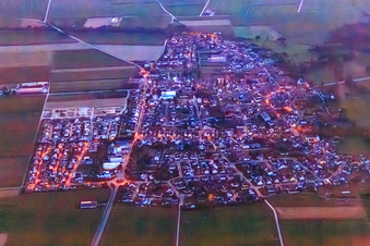 Vue aérienne de Vue de la ville depuis l'est au crépuscule à Steinweiler dans le département Rhénanie-Palatinat, Allemagne