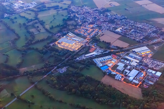 Vue aérienne de Zone industrielle au crépuscule à Rohrbach dans le département Rhénanie-Palatinat, Allemagne
